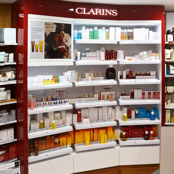 CLARINS PRÉSENTE SES SOINS EN PHARMACIE